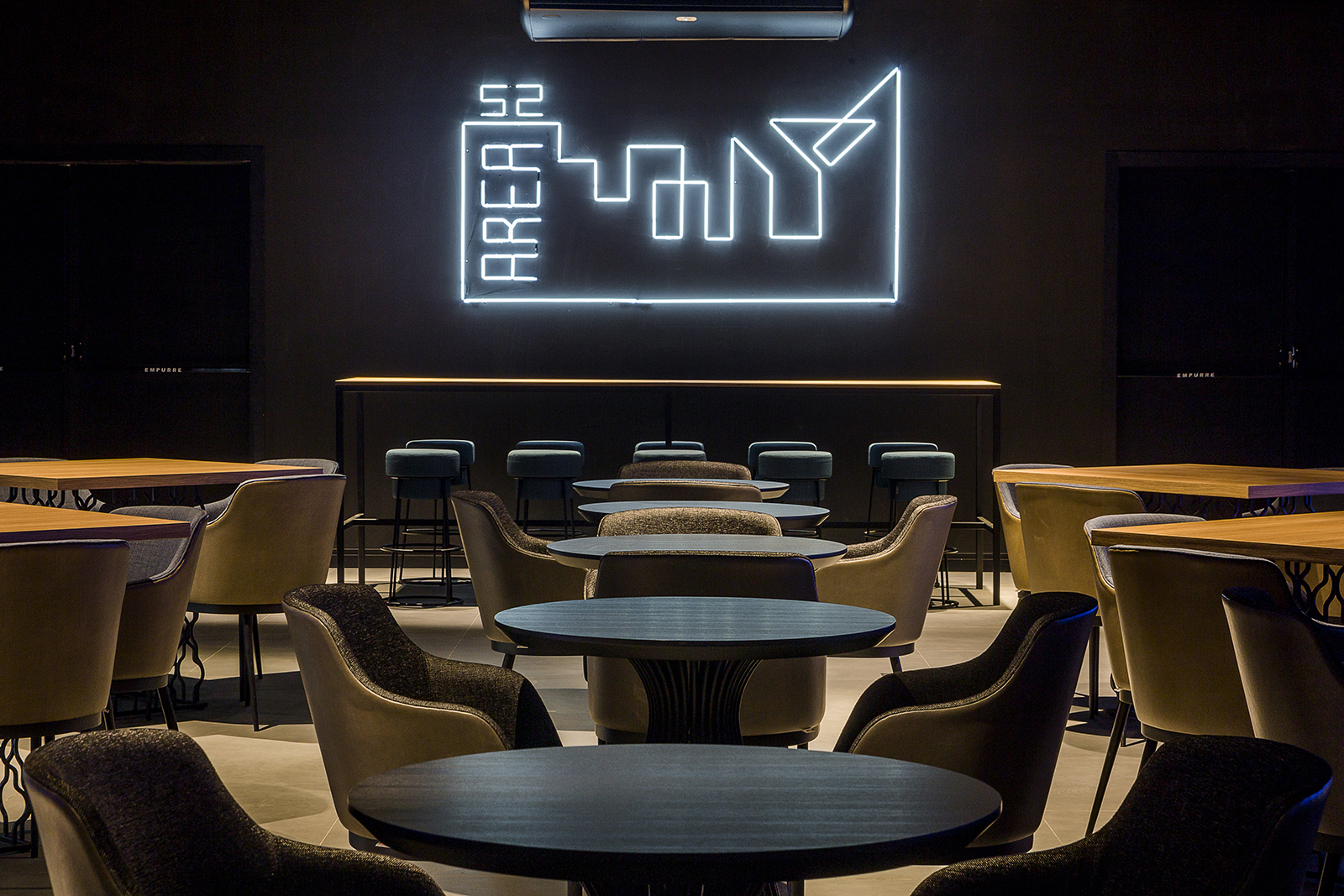 ILUMINAÇÃO PARA BARES E RESTAURANTES: ÁREA 52 . JOTA JOTA 2020